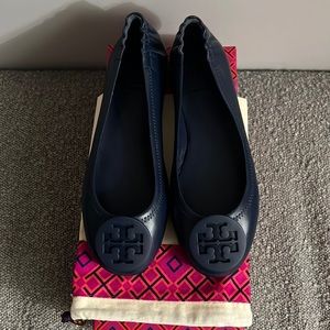Authentic brand new in box Tory Burch navy Minnie ballet flats size 6